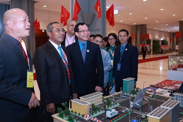 Delegates to the 13th National Congress of VGCL visit an exhibition featuring VGCL's performance in the 2018-2023 term. (Photo: VNA)