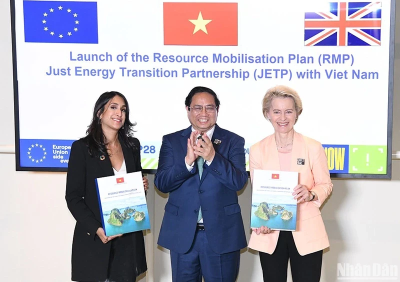 PM Pham Minh Chinh (centre) presents the Resource Mobilisation Plan to EC President Ursula von der Leyen and the UK Government representative. 