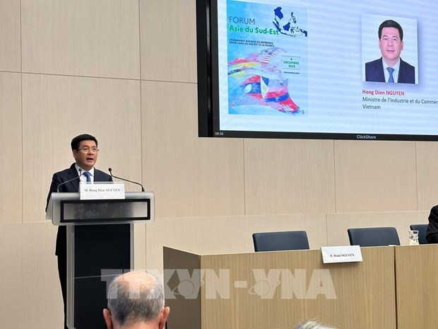 Minister of Industry and Trade Nguyen Hong Dien speaks at the forum (VNA)