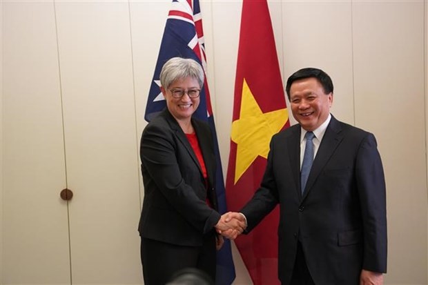 Politburo member Nguyen Xuan Thang (R), President of the Ho Chi Minh National Academy of Politics (HCMA) and Chairman of the Central Theory Council, and Australian Minister for Foreign Affairs Penny Wong. (Photo: VNA)