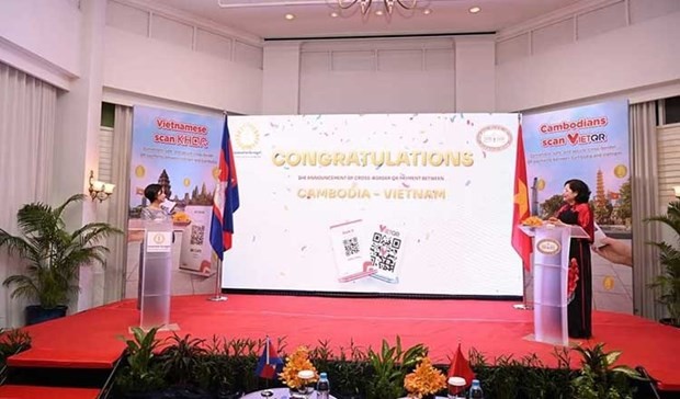 Governor of the State Bank of Vietnam Nguyen Thi Hong and Governor of the National Bank of Cambodia Chea Serey at the launching ceremony of the Vietnam-Cambodia cross-border QR payment link.(Photo: NBC)