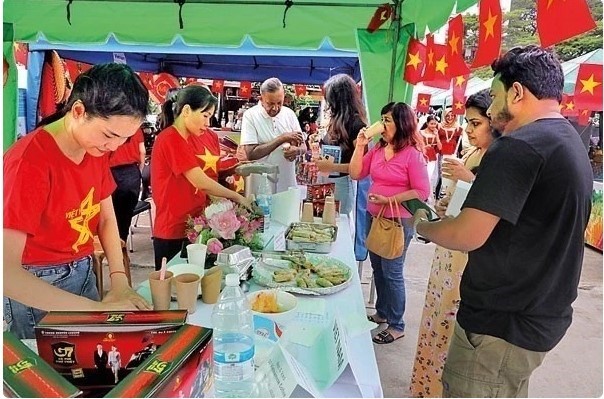 Vietnam's stand attracts a large number of visitors at the fair (Photo: VNA)