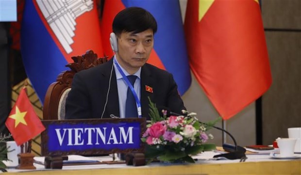 Chairman of the Vietnamese NA's Economic Committee Vu Hong Thanh at the session on enhancing parliamentary cooperation in promoting connectivity among the economies of Cambodia, Laos, Vietnam (CLV) (Photo: VNA)