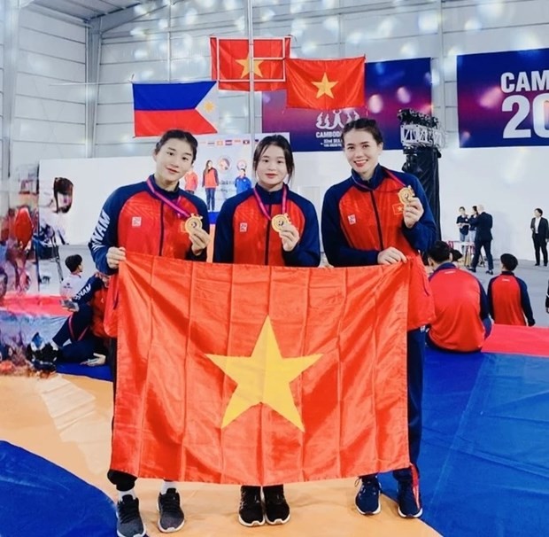 The Vietnamese team clinches the top position in the 2023 Southeast Asian Wrestling Championships which concluded in Cambodia on December 10.(Photo: VWF)