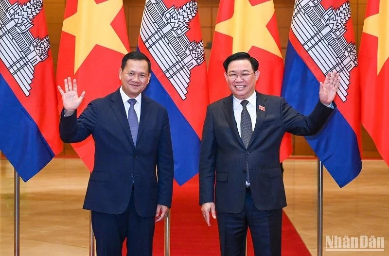 National Assembly Chairman Vuong Dinh Hue (R) meets with visiting Cambodian Prime Minister Samdech Moha Borvor Thipadei Hun Manet in Hanoi on December 11, 2023. (Photo: NDO)