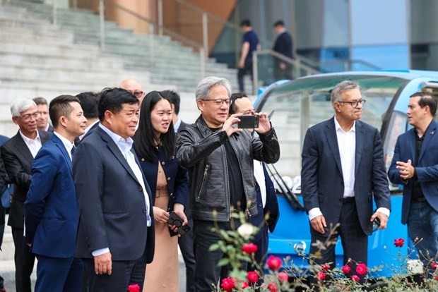 President and CEO of the US chip giant Jensen Huang (third, right) visits Vietnam's largest innovation space at the Vietnam National Innovation Centre in Hoa Lac Hi-tech Park in Hanoi. (Photo: VNA)