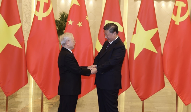 General Secretary of the Communist Party of China Central Committee and President of China Xi Jinping (R) welcomes Vietnamese Party General Secretary Nguyen Phu Trong in October 2022 (Photo: VNA)