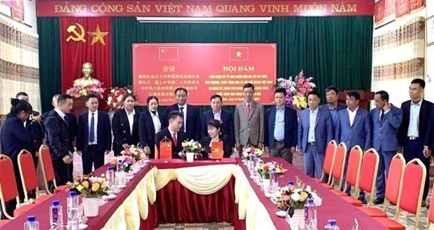 The delegation of Qushui town, Jiangcheng county (Yunnan province of China) and officials of Sen Thuong and Sin Thau communes,Muong Nhe district, Dien Bien province sign an agreement on cross-border cooperation, Dien Bien, Dec 11. (Photo: VNA)
