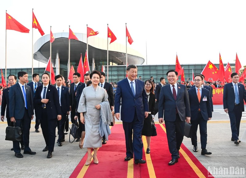 Politburo member and National Assembly Chairman Vuong Dinh Hue sees off Chinese Party General Secretary and President Xi Jinping and his spouse at Noi Bai International Airport.