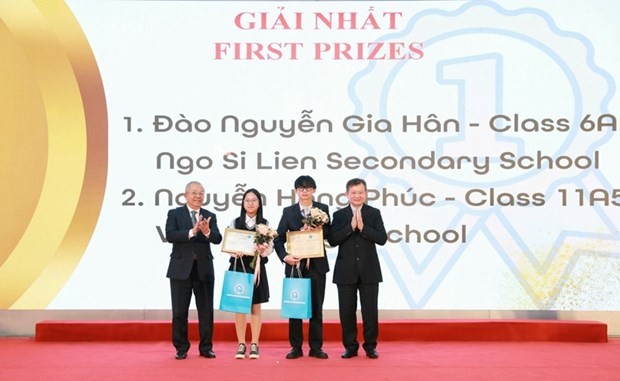 At the award presentation ceremony (Photo: dangcongsan.vn)