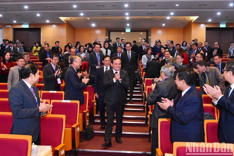 Deputy Prime Minister Tran Luu Quang and leaders of the Ministry of Foreign Affairs attend the plenary session on building and developing the diplomatic sector.