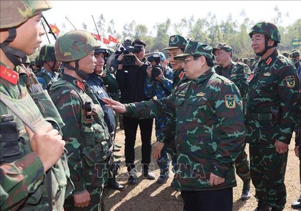 Prime Minister Pham Minh Chinh visits officers and soldiers joining the exercise (Photo: VNA)