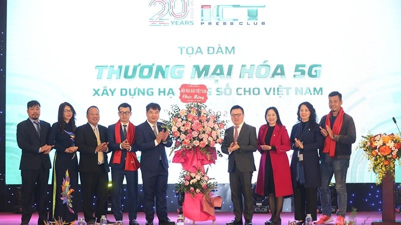 Le Quoc Minh, on behalf of the Vietnam Journalists' Association, presents flowers to congratulate the Vietnam Information Technology Journalists Club (Vietnam ICT Press Club).