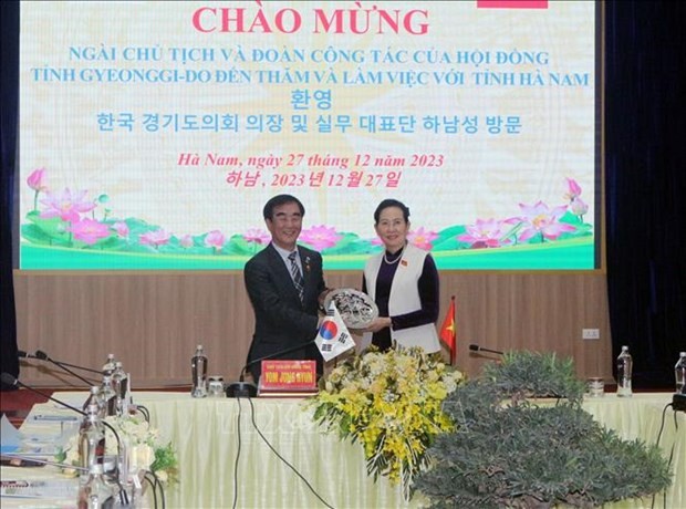 Secretary of the Ha Nam Party Committee Le Thi Thuy (R) and Chairperson Yom Jong-hyun of the Gyeonggi Provincial Council at the working session in Ha Nam on December 27. (Photo: VNA)