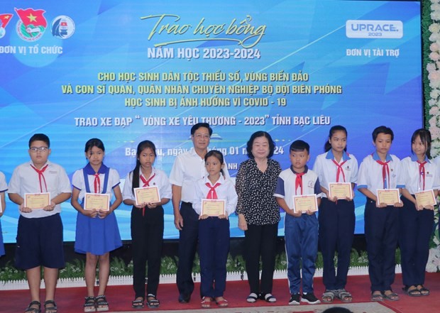 Students in the Mekong Delta province of Bac Lieu receive the scholarships (Photo: VNA)