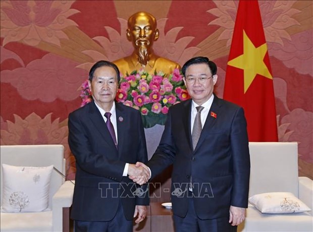 NA Chairman Vuong Dinh Hue (R) and Vice President of Lao NA Chaleun Yiapaoher (Photo: VNA)