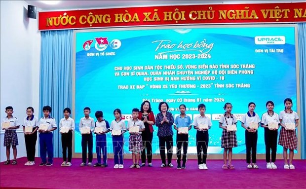 Scholarships donated by the Vu A Dinh Scholarship Fund and the “For Beloved Hoang Sa and Truong Sa” Club given to disadvantaged ethnic minority students in Soc Trang. (Photo: VNA)