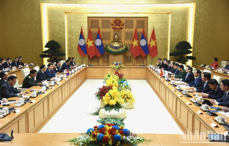 Vietnamese, Lao Prime Ministers hold talks