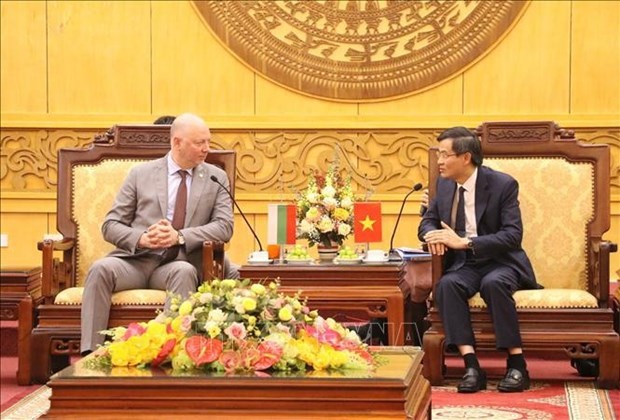 Secretary of the provincial Party Committee Doan Minh Huan (R) receives Speaker of Bulgarian National Assembly Rosen Dimitrov Jeliazkov. (Photo: VNA)