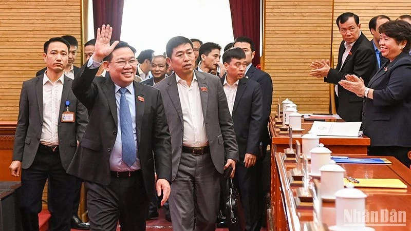 NA Chairman Vuong Dinh Hue and NA deputies of Hai Phong City met with voters.