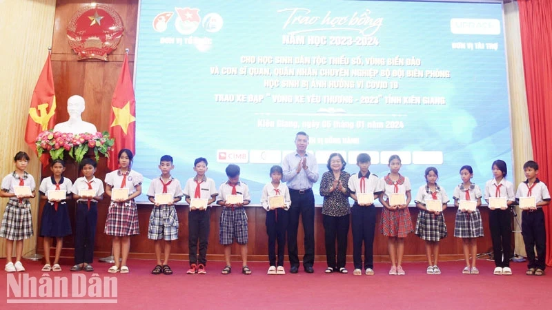 Vu A Dinh scholarships given to disadvantaged ethnic minority students in Kien Giang 