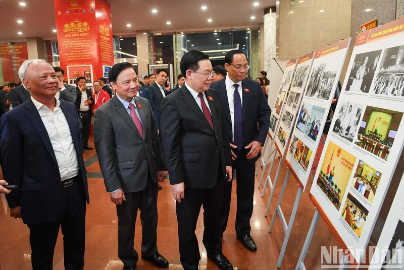 National Assembly Chairman Vuong Dinh Hue visits a photo exhibition about journalism and activities of the National Assembly on the sidelines of the Dien Hong Award ceremony.