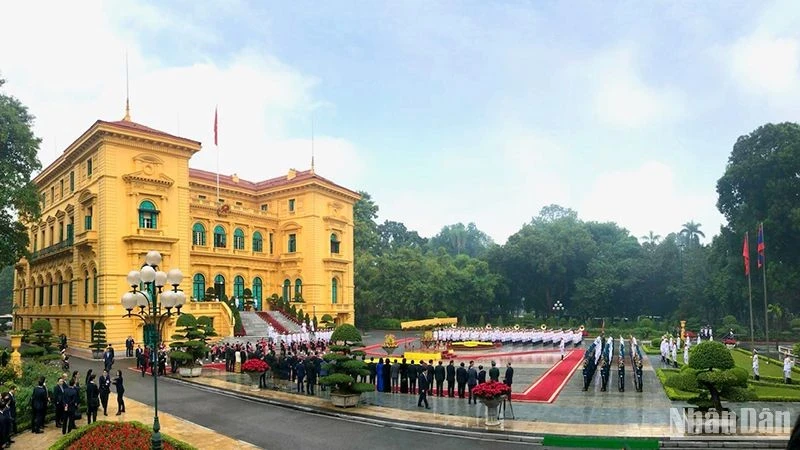 The Presidential Palace, where Prime Minister Pham Minh Chinh and his spouse hosted the welcome ceremony for Lao Prime Minister Sonexay Siphandone and his spouse.