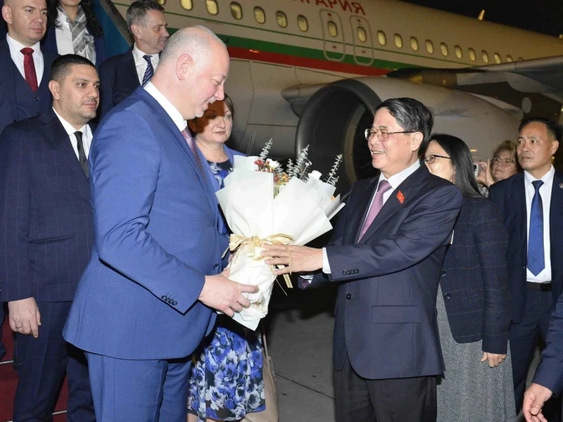 National Assembly Vice Chairman Nguyen Duc Hai presentes flowers to the Speaker of the National Assembly of Bulgaria, Rosen Dimitrov Jeliazkov, at Noi Bai Airport, Hanoi. (Photo: VNA)