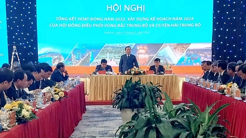 Deputy Prime Minister Tran Hong Ha, Chairman of the Coordinating Council for the North-Central and Central Coastal Region, concludes the conference.