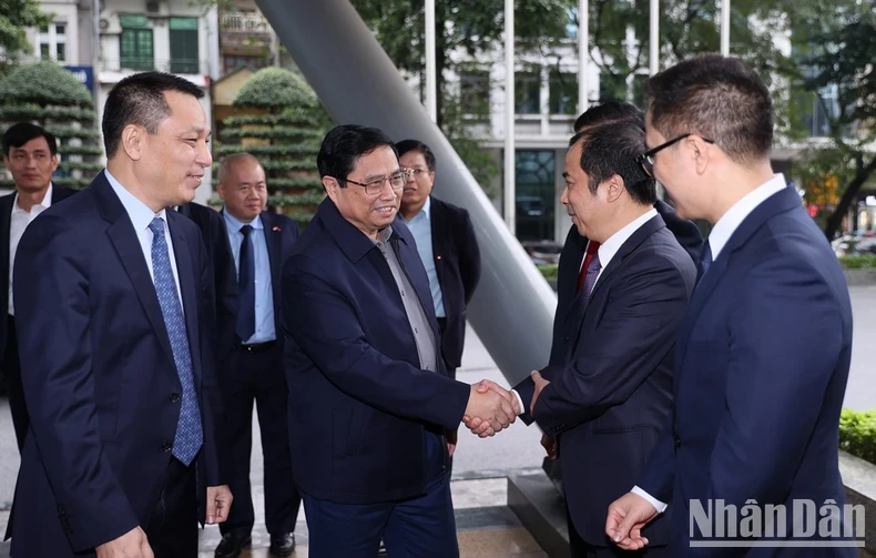 Prime Minister Pham Minh Chinh works with Vietnam Electricity Group (EVN).