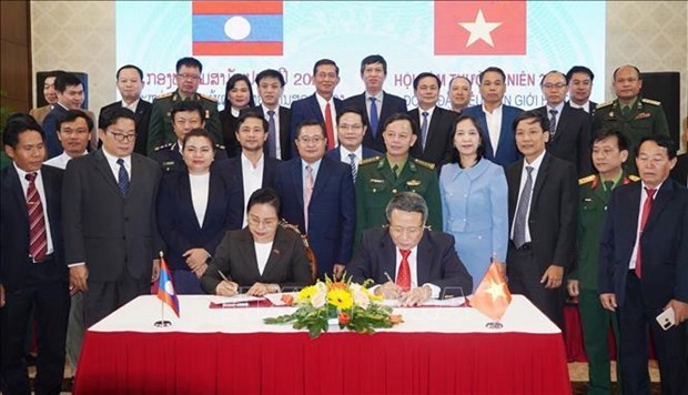 Representatives of Quang Tri and Laos’ Savannakhet province sign a minutes outlining their cooperation agenda for 2024 at the dialogue in Dong Ha city on January 13. (Photo: VNA)