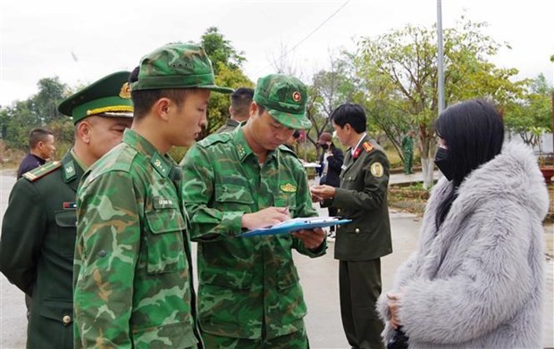 Vietnamese citizens are handed over at Tay Trang international border gate (Photo: VNA)