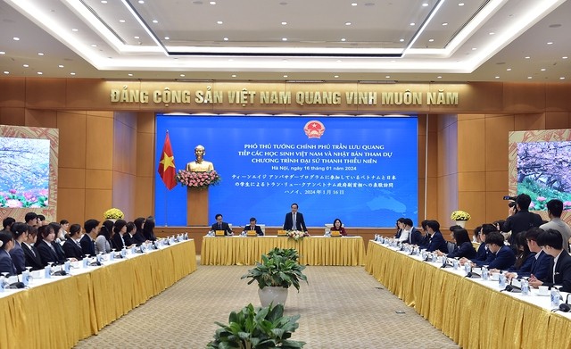 Deputy PM receives Vietnamese, Japanese students