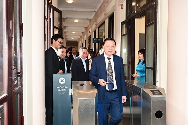 Delegates experience e-ticket at the Vietnam National Museum of Fine Arts. (Photo: Ministry of Culture, Sports and Tourism)