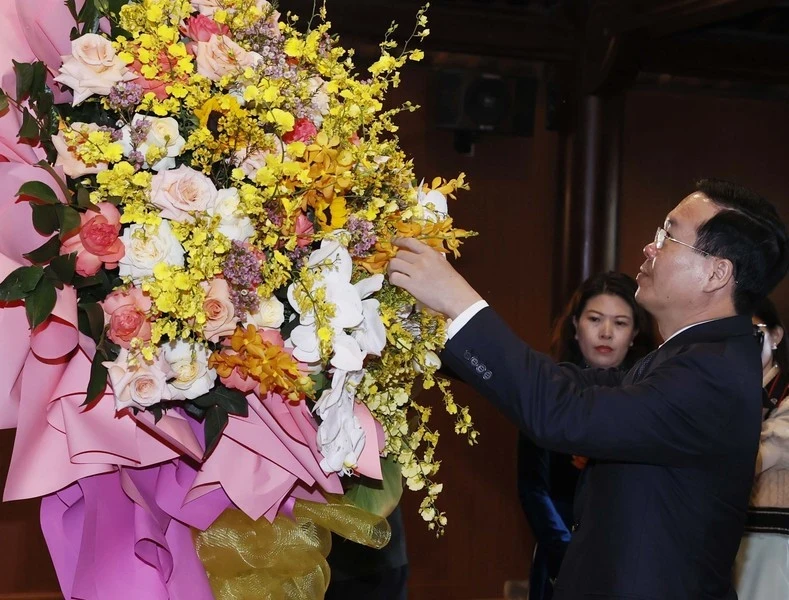 President Vo Van Thuong pays floral tribute to President Ho Chi Minh (Photo: VNA)