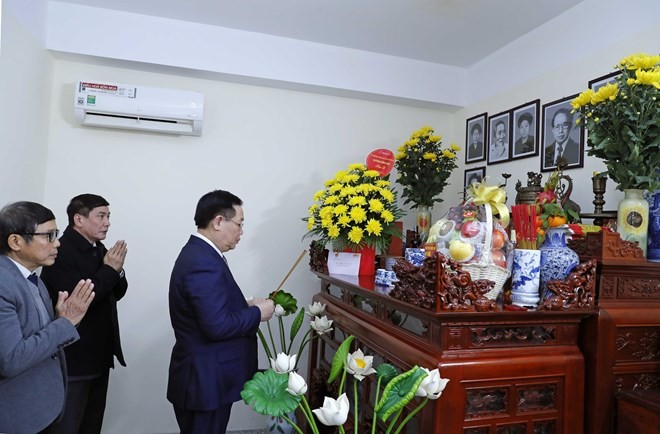 NA Chairman Vuong Dinh Hue offers incense to late top legislator Le Quang Dao. (Photo: VNA)