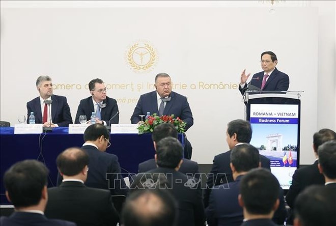 PM Pham Minh Chinh speaks at the Vietnam – Romania Business Forum. (Photo: VNA)