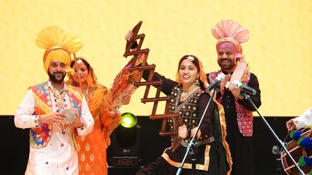 A performance by an India's Punjabi dance troupe (Photo: thanhnien.vn)