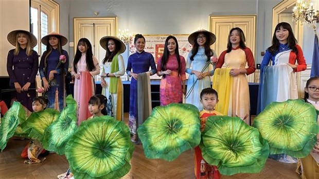 A show of "ao dai" takes place at the Vietnamese culture promotion event in Paris. (Photo: VNA)