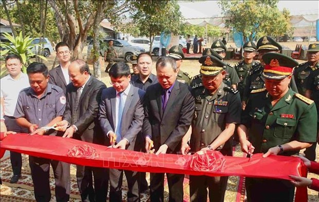 At the symbolic ribbon-cutting event held as part of the inauguration ceremony (Photo: VNA)