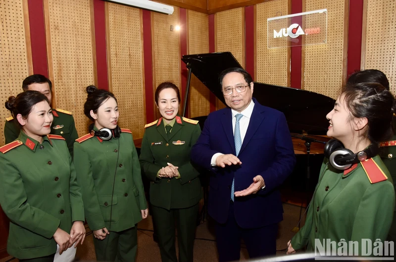 Prime Minister Pham Minh Chinh and students of Military University of Culture and Arts. (Photo: NDO)