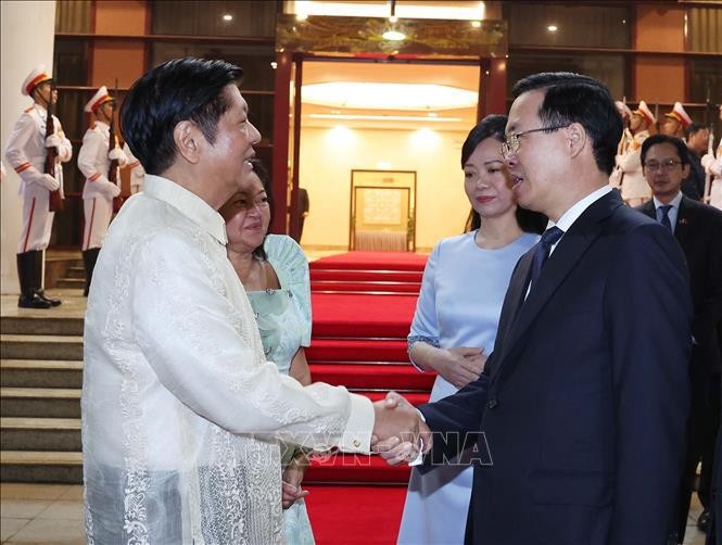 President Vo Van Thuong and his spouse (right) says good-bye to President Ferdinand Romualdez Marcos Jr. and his spouse (Photo: VNA) 