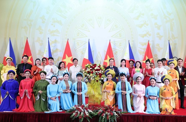 Presidents Vo Van Thuong and Ferdinand Romualdez Marcos Jr., along with their spouses, in a joint photo with artists performing at the banquet in Hanoi on January 30 evening (Photo: VNA)