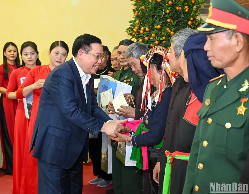 National Chairman of the National Assembly Vuong Dinh Hue presents gifts to policy beneficiaries in Yen Bai province on January 31. (Photo: NDO)