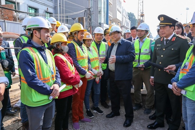 PM visits workers on duty during Tet holiday