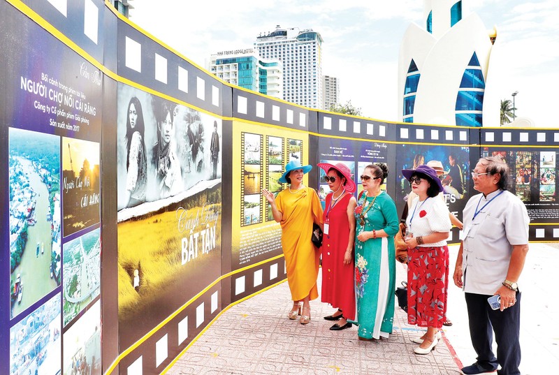 A photo exhibition introducing nearly 400 images of beautiful backgrounds in movies made in 12 provinces and cities across the country. Photo: Nhan Dan Newspaper