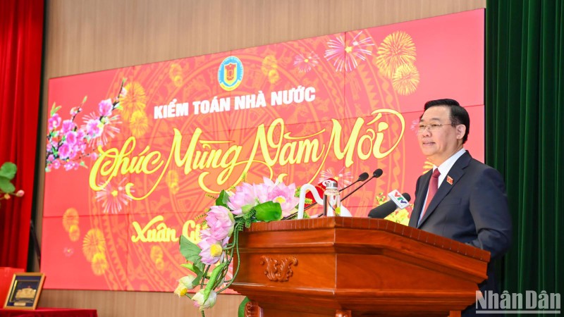 NA Chairman Vuong Dinh Hue speaks at the event.