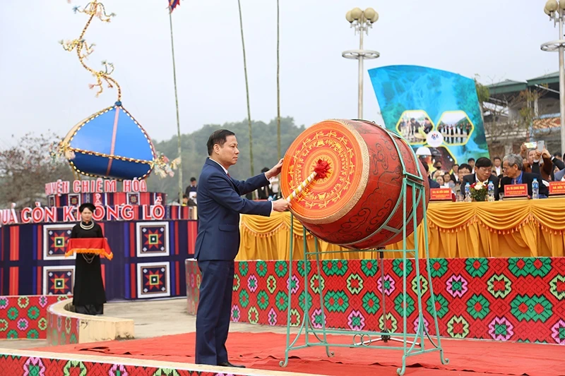 Leaders of Chiem Hoa District, Tuyen Quang Province, beat drums to open the festival.