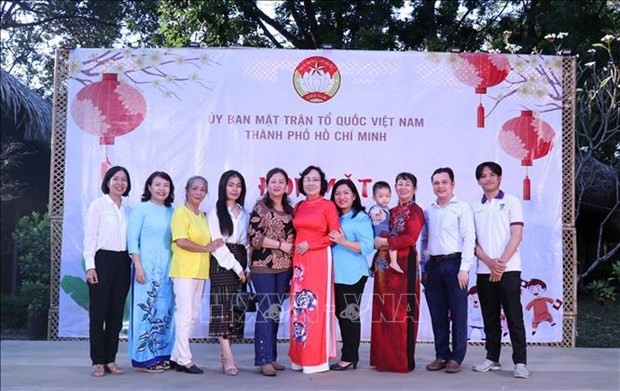 Lao and Cambodian students and their Vietnamese foster parents (Photo: VNA)