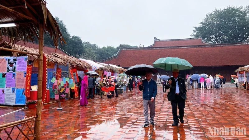 Readers who love poetry come to Hanoi Poetry Day at Van Mieu Quoc Tu Giam (the Temple of Literature).